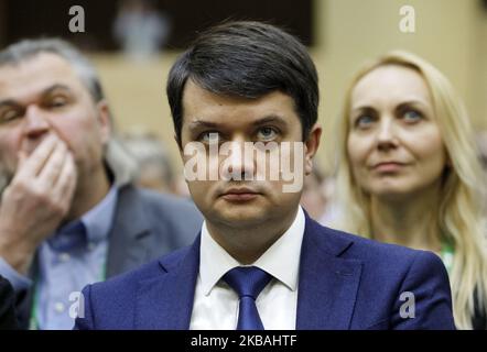 Il Presidente del Parlamento ucraino Dmytro Razumkov (C) partecipa al congresso del partito politico 'Servo del popolo' a Kiev, in Ucraina, il 10 novembre 2019. Oleksandr Kornienko è stato eletto nuovo capo del partito al congresso del partito. (Foto di Str/NurPhoto) Foto Stock