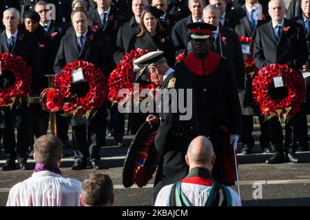 Il Principe Carlo, Principe di Galles, presta una corona al Cenotaph durante il Servizio Nazionale della memoria il 10 novembre 2019 a Londra, Inghilterra, tenuto annualmente per commemorare il personale militare morto in linea di dovere in occasione dell'anniversario della fine della prima guerra mondiale. (Foto di Wiktor Szymanowicz/NurPhoto) Foto Stock