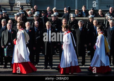 I membri del clero passano dal leader (L-R) del Partito Nazionale Scozzese (SNP) alla Camera dei Comuni Ian Blackford, dal leader del Partito Laburista Jeremy Corbyn, dal primo Ministro britannico Boris Johnson e dagli ex primi Ministri David Cameron, Gordon Brown, Tony Blair e John Major durante il Servizio Nazionale della memoria al Cenotaph il 10 novembre 2019 a Londra, Inghilterra, si sono tenuti annualmente per commemorare il personale militare morto in linea di dovere in occasione dell'anniversario della fine della prima guerra mondiale. (Foto di Wiktor Szymanowicz/NurPhoto) Foto Stock