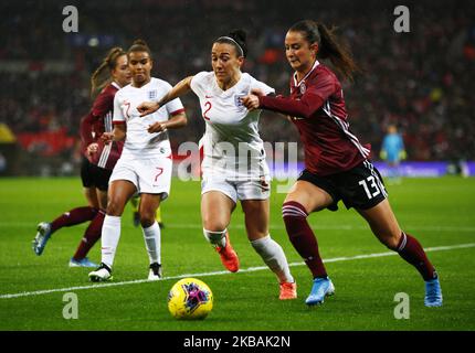 Sara Dabritz di Germania assume Lucy Bronze di Inghilterra Donne durante le donne internazionali amichevole tra le donne d'Inghilterra e la Germania Donne allo stadio di Wembley a Londra, Inghilterra il 09 novembre 2019 Credit Action Foto Sport (Photo by Action Foto Sport/NurPhoto) Foto Stock