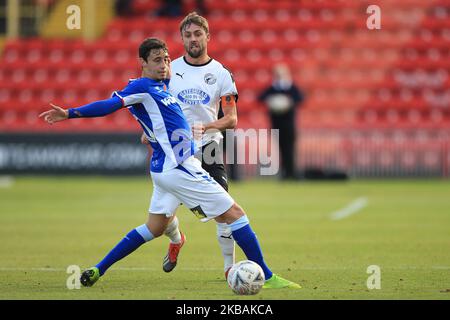 Scott Barrow di Gateshead in azione con Alex Iacovitti di Oldham Athletic durante la partita di fa Cup tra Gateshead e Oldham Athletic al Gateshead International Stadium, Gateshead domenica 10th novembre 2019. (Foto di Mark Fletcher/MI News/NurPhoto) Foto Stock