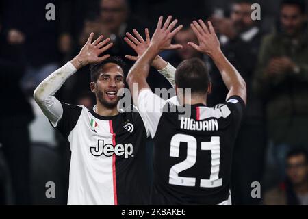 Il centrocampista della Juventus Rodrigo Bentancur (30) festeggia con la Juventus avanti Gonzalo Higuain (21) durante la Serie A una partita di calcio n.12 JUVENTUS - MILANO il 10 novembre 2019 allo Stadio Allianz di Torino, Piemonte, Italia. (Foto di Matteo Bottanelli/NurPhoto) Foto Stock