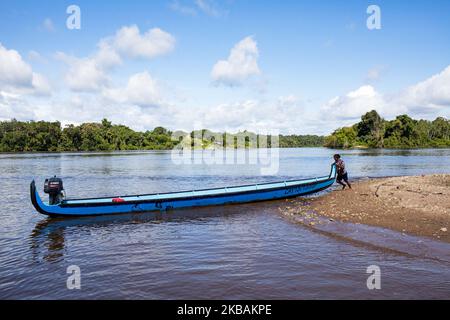 Maripasoula, Francia, 29 giugno 2019. Una donna amerindia e la sua canoa sul fiume Maroni sulla strada per Antecume-Pata da Maripasoula. (Foto di Emeric Fohlen/NurPhoto) Foto Stock