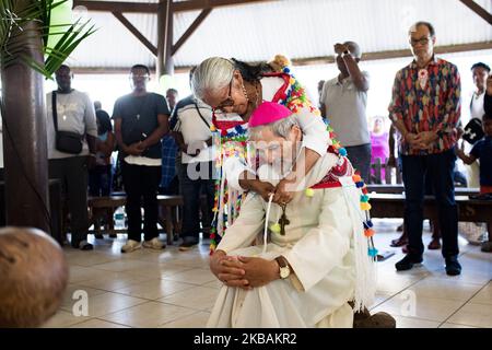 Awala-Yalimapo, Francia, 6 luglio 2019. Il Vescovo di Cayenne, Mons. Emmanuel Lafont, partecipa a una cerimonia sciamanica con Victor Kilinan, sciamano ameno amerindiano di Kali'na di Awala durante l'incontro pre-sinodale delle popolazioni indigene della Guiana francese. (Foto di Emeric Fohlen/NurPhoto) Foto Stock