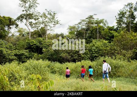 Maripasoula, Francia, 30 giugno 2019. I fedeli lasciano la Messa domenicale per unirsi alle loro canoe non lontano dal villaggio di Ipokan Eute. I Wayana sono uno dei sei popoli indigeni amerindi che vivono nella Guiana francese. (Foto di Emeric Fohlen/NurPhoto) Foto Stock