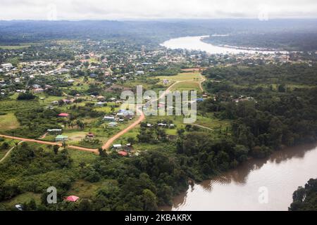 Maripasoula, Francia, 29 giugno 2019. Una vista aerea della città di Maripasoula. (Foto di Emeric Fohlen/NurPhoto) Foto Stock