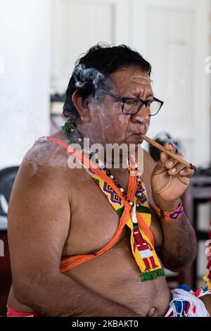 Awala-Yalimapo, Francia, 6 luglio 2019. Ritratto di Victor Kilinan, sciamano amino amerindiano di Kali'na di Awala. Partecipa a una cerimonia sciamanica con Mons. Emmanuel Lafont, Vescovo di Cayenne. (Foto di Emeric Fohlen/NurPhoto) Foto Stock