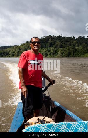 Maripasoula, Francia, 29 giugno 2019. Un piroguero amerindiano, soprannominato Tompuce, naviga nelle acque dei Maroni superiori tra Maripasoula e Antecume-Pata. (Foto di Emeric Fohlen/NurPhoto) Foto Stock