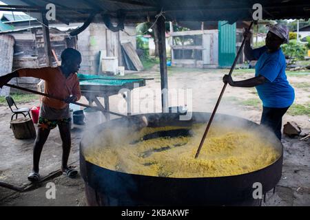 Grand Santi, Francia, 3 luglio 2019. Una famiglia Bushinengue cucina il suo Couac. Si tratta di una semola o farina, a base di radici di manioca. (Foto di Emeric Fohlen/NurPhoto) Foto Stock