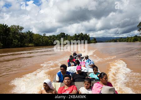 Grand-Santi, Francia, 3 luglio 2019. Una canoa di Wayana meridiani scende sul fiume Maroni. (Foto di Emeric Fohlen/NurPhoto) Foto Stock