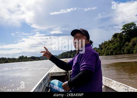 Grand-Santi, Francia, 3 luglio 2019. Un barcaiolo Wayana Amerindian piroga naviga nelle acque dell'alta Maroni non lontano dal villaggio di Grand-Santi. (Foto di Emeric Fohlen/NurPhoto) Foto Stock