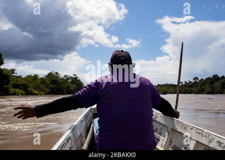 Grand-Santi, Francia, 3 luglio 2019. Un barcaiolo Wayana Amerindian piroga naviga nelle acque dell'alta Maroni non lontano dal villaggio di Grand-Santi. (Foto di Emeric Fohlen/NurPhoto) Foto Stock