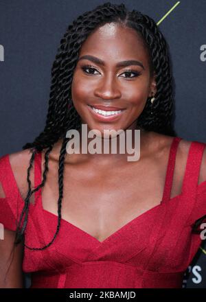 SANTA MONICA, LOS ANGELES, CALIFORNIA, USA - NOVEMBRE 10: Il tennista Coco Gauff arriva al 2019 e! People's Choice Awards si è tenuto al Barker Hangar il 10 novembre 2019 a Santa Monica, Los Angeles, California, Stati Uniti. (Foto di Xavier Collin/Image Press Agency/NurPhoto) Foto Stock