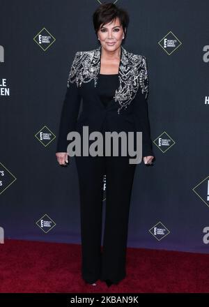 SANTA MONICA, LOS ANGELES, CALIFORNIA, USA - NOVEMBRE 10: Kris Jenner indossando Alexander McQueen arriva al 2019 e! People's Choice Awards si è tenuto al Barker Hangar il 10 novembre 2019 a Santa Monica, Los Angeles, California, Stati Uniti. (Foto di Xavier Collin/Image Press Agency/NurPhoto) Foto Stock