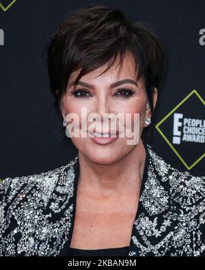 SANTA MONICA, LOS ANGELES, CALIFORNIA, USA - NOVEMBRE 10: Kris Jenner indossando Alexander McQueen arriva al 2019 e! People's Choice Awards si è tenuto al Barker Hangar il 10 novembre 2019 a Santa Monica, Los Angeles, California, Stati Uniti. (Foto di Xavier Collin/Image Press Agency/NurPhoto) Foto Stock