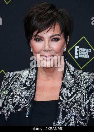 SANTA MONICA, LOS ANGELES, CALIFORNIA, USA - NOVEMBRE 10: Kris Jenner indossando Alexander McQueen arriva al 2019 e! People's Choice Awards si è tenuto al Barker Hangar il 10 novembre 2019 a Santa Monica, Los Angeles, California, Stati Uniti. (Foto di Xavier Collin/Image Press Agency/NurPhoto) Foto Stock