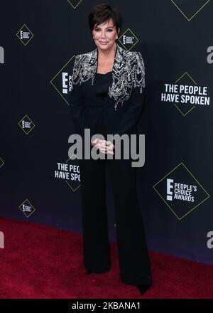 SANTA MONICA, LOS ANGELES, CALIFORNIA, USA - NOVEMBRE 10: Kris Jenner indossando Alexander McQueen arriva al 2019 e! People's Choice Awards si è tenuto al Barker Hangar il 10 novembre 2019 a Santa Monica, Los Angeles, California, Stati Uniti. (Foto di Xavier Collin/Image Press Agency/NurPhoto) Foto Stock