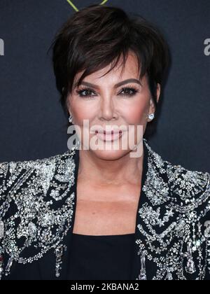 SANTA MONICA, LOS ANGELES, CALIFORNIA, USA - NOVEMBRE 10: Kris Jenner indossando Alexander McQueen arriva al 2019 e! People's Choice Awards si è tenuto al Barker Hangar il 10 novembre 2019 a Santa Monica, Los Angeles, California, Stati Uniti. (Foto di Xavier Collin/Image Press Agency/NurPhoto) Foto Stock