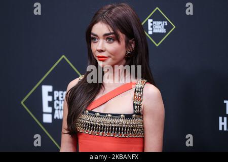 SANTA MONICA, LOS ANGELES, CALIFORNIA, USA - NOVEMBRE 10: L'attrice Sarah Hyland che indossa Fausto Puglisi arriva al 2019 e! People's Choice Awards si è tenuto al Barker Hangar il 10 novembre 2019 a Santa Monica, Los Angeles, California, Stati Uniti. (Foto di Xavier Collin/Image Press Agency/NurPhoto) Foto Stock