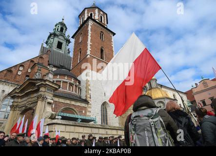 Le persone con bandiere nazionali polacche sono viste fuori dal Castello di Wawel in vista delle celebrazioni ufficiali di Cracovia del 11th novembre - Giornata dell'Indipendenza Polacca, e del 101st° anniversario del ripristino della sovranità della Polonia come seconda Repubblica Polacca nel 1918. Il 11 novembre 1918, la Polonia ha riconquistato la sua indipendenza dopo 123 anni di prigionia, durante i quali la Polonia era sotto il dominio di tre paesi che si separavano: Austria, Prussia e Russia. (Foto di Artur Widak/NurPhoto) Foto Stock