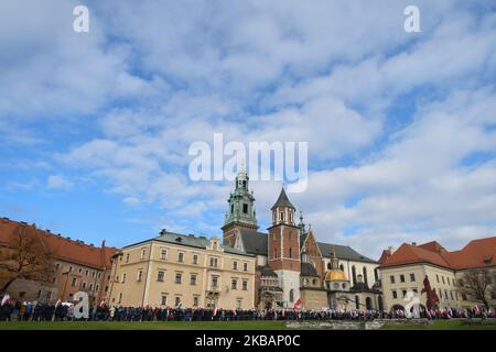 Una vista della folla fuori dal Castello di Wawel in vista delle celebrazioni ufficiali di Cracovia del 11th novembre - Giornata dell'Indipendenza Polacca e del 101st° anniversario del ripristino della sovranità della Polonia come seconda Repubblica Polacca nel 1918. Il 11 novembre 1918, la Polonia ha riconquistato la sua indipendenza dopo 123 anni di prigionia, durante i quali la Polonia era sotto il dominio di tre paesi che si separavano: Austria, Prussia e Russia. (Foto di Artur Widak/NurPhoto) Foto Stock