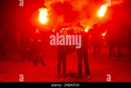 I sostenitori di estrema destra sparano a zampillare e gridare slogan prima dell'inizio della giornata dell'indipendenza marzo a Varsavia, Polonia, il 11 novembre 2019. Quest'anno ricorre il 101st° anniversario della conquista dell'indipendenza della Polonia. (Foto di Krystian Dobuszynski/NurPhoto) Foto Stock