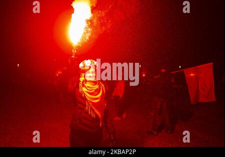 I sostenitori di estrema destra sparano a zampillare e gridare slogan prima dell'inizio della giornata dell'indipendenza marzo a Varsavia, Polonia, il 11 novembre 2019. Quest'anno ricorre il 101st° anniversario della conquista dell'indipendenza della Polonia. (Foto di Krystian Dobuszynski/NurPhoto) Foto Stock