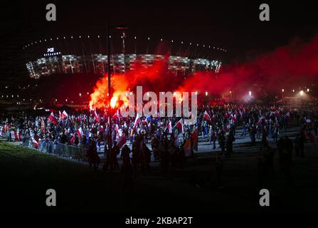 I sostenitori di estrema destra sparano a zampillare e gridare slogan prima dell'inizio della giornata dell'indipendenza marzo a Varsavia, Polonia, il 11 novembre 2019. Quest'anno ricorre il 101st° anniversario della conquista dell'indipendenza della Polonia. (Foto di Krystian Dobuszynski/NurPhoto) Foto Stock