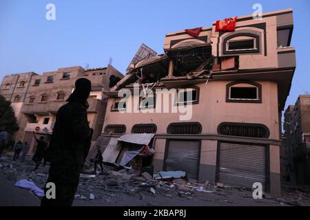 I palestinesi ispezionano la casa danneggiata del leader islamico della Jihad Baha Abu al-ATA dopo un attacco israeliano nella città di Gaza, il 12 novembre 2019. - L'esercito israeliano ha colpito la casa di un comandante del gruppo militante palestinese, la Jihad islamica, nella striscia di Gaza, l'esercito e i residenti hanno detto, mentre il ministero della sanità dell'enclave ha riferito che due persone sono state uccise. (Foto di Majdi Fathi/NurPhoto) Foto Stock