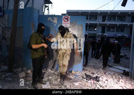 I palestinesi ispezionano la casa danneggiata del leader islamico della Jihad Baha Abu al-ATA dopo un attacco israeliano nella città di Gaza, il 12 novembre 2019. - L'esercito israeliano ha colpito la casa di un comandante del gruppo militante palestinese, la Jihad islamica, nella striscia di Gaza, l'esercito e i residenti hanno detto, mentre il ministero della sanità dell'enclave ha riferito che due persone sono state uccise. (Foto di Majdi Fathi/NurPhoto) Foto Stock