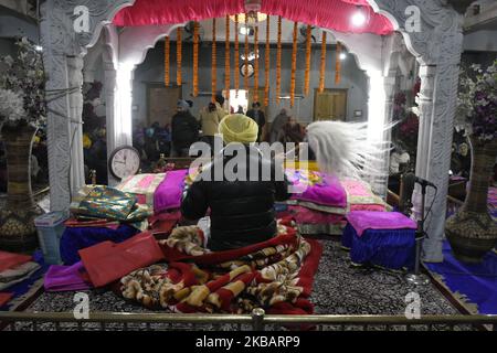 I devoti di Kashmiri Sikh pregano a Gurudwara sull'aniversario di nascita di Guru Nanak a Srinagar, indiano amministrato Kashmir il 12 novembre 2019. I Sikh di tutto il mondo festeggiano il 550th° compleanno di Guru Nanak Dev. (Foto di Muzamil Mattoo/NurPhoto) Foto Stock