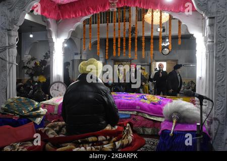 I devoti di Kashmiri Sikh pregano a Gurudwara sull'aniversario di nascita di Guru Nanak a Srinagar, indiano amministrato Kashmir il 12 novembre 2019. I Sikh di tutto il mondo festeggiano il 550th° compleanno di Guru Nanak Dev. (Foto di Muzamil Mattoo/NurPhoto) Foto Stock