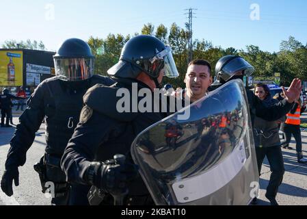 Il camionista cerca di superare i manifestanti dell'indipendenza a la Junquera, Spagna, il 12 novembre 2019. Il gruppo segreto Tsunami Democratic ha chiesto la sua prima azione dopo che le elezioni generali della Spagna si sono svolte il 10 novembre, progettando un blocco di 3 giorni del confine Spagna-Francia. (Foto di Santiago Botero/NurPhoto) Foto Stock