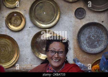 Un ritratto di una donna nepalese indù, che sta digiunando l'ultimo giorno del festival di Adinath Mela a Chobhar, Kirtipur, Kathmandu, Nepal martedì 12 novembre, 2019. Nel mese di ottobre o novembre da Kojagrat purnima a Kartik purnima per un mese, la gente visita il tempio di Adinath in mattinata per eseguire speciali rituali puja e funzione rituale durante Adinath Mela. (Foto di Narayan Maharjan/NurPhoto) Foto Stock