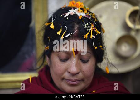 Un ritratto di una donna nepalese indù, che sta digiunando l'ultimo giorno del festival di Adinath Mela a Chobhar, Kirtipur, Kathmandu, Nepal martedì 12 novembre, 2019. Nel mese di ottobre o novembre da Kojagrat purnima a Kartik purnima per un mese, la gente visita il tempio di Adinath in mattinata per eseguire speciali rituali puja e funzione rituale durante Adinath Mela. (Foto di Narayan Maharjan/NurPhoto) Foto Stock