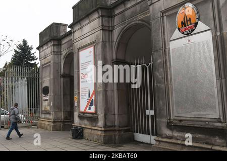 Una vista della porta n° 1, a Tadeusz Sendzimir Steelworks (polacco: Huta im. T. Sendzimira) a Nowa Huta, di proprietà di Arcelor-Mittal, il più grande produttore di acciaio al mondo. Oggi, ArcelorMittal Poland ha annunciato un arresto temporaneo della sua acciaieria e altoforno a Cracovia-Nowa Huta il 23 novembre, a causa di un indebolimento delle prospettive sul mercato. Martedì 12 novembre 2019, a Nowa Huta, Cracovia, Polonia. (Foto di Artur Widak/NurPhoto) Foto Stock