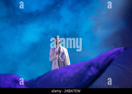 Marco Mengoni si esibisce sul palco durante un concerto all'Arena Grana Padano il 12 novembre 2019 a Mantova. (Foto di Emmanuele Ciancaglini/NurPhoto) Foto Stock