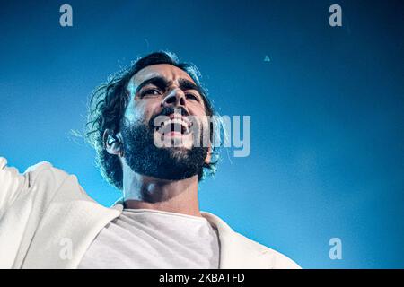 Marco Mengoni si esibisce sul palco durante un concerto all'Arena Grana Padano il 12 novembre 2019 a Mantova. (Foto di Emmanuele Ciancaglini/NurPhoto) Foto Stock