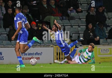 Lawson D'Ath fouls Peter Kioso durante la partita di fa Cup tra Yeovil Town e Hartlepool Uniti a Huish Park, Yeovil Martedì 12th novembre 2019 (Photo by MI News/NurPhoto) Foto Stock