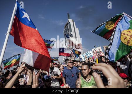 Santiago, Cile. 11 novembre 2019. Manifestanti in Plaza Italia. Nelle città di tutto il paese, i cileni hanno organizzato uno sciopero generale per chiedere l'istruzione pubblica gratuita, il miglioramento del sistema sanitario e le riforme del sistema pensionistico a Santiago, Cile. (Foto di Fernando Lavoz/NurPhoto) Foto Stock