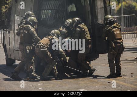 Santiago, Cile. 11 novembre 2019. Una polizia tumulto è ferita da una pietra. Nelle città di tutto il paese, i cileni hanno organizzato uno sciopero generale per chiedere l'istruzione pubblica gratuita, il miglioramento del sistema sanitario e le riforme del sistema pensionistico a Santiago, Cile. (Foto di Fernando Lavoz/NurPhoto) Foto Stock