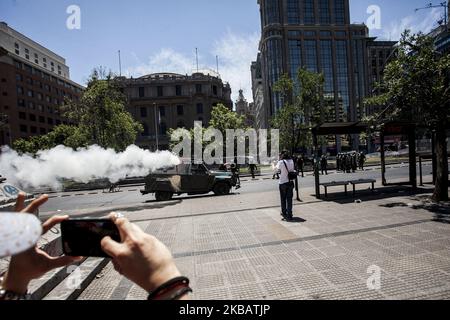 Santiago, Cile. 11 novembre 2019. Carro lancia gas nel centro di Santiago. Nelle città di tutto il paese, i cileni hanno organizzato uno sciopero generale per chiedere l'istruzione pubblica gratuita, il miglioramento del sistema sanitario e le riforme del sistema pensionistico a Santiago, Cile. (Foto di Fernando Lavoz/NurPhoto) Foto Stock