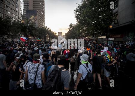 Santiago, Cile. 11 novembre 2019. Manifestanti in Plaza Italia. Nelle città di tutto il paese, i cileni hanno organizzato uno sciopero generale per chiedere l'istruzione pubblica gratuita, il miglioramento del sistema sanitario e le riforme del sistema pensionistico a Santiago, Cile. (Foto di Fernando Lavoz/NurPhoto) Foto Stock