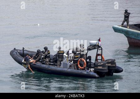 Il numero di attività di pesca illegale nelle acque indonesiane, il personale PSDKP effettua una simulazione della cattura di navi battenti bandiera straniera presso la stazione di controllo delle risorse marittime e della pesca (PSDKP) Batam, Kepulauan Riau, Indonesia il 13 novembre 2019 causa di un aumento delle attività di pesca illegali esercitate dalle navi da pesca straniere nelle acque territoriali indonesiane. Si tratta di una moratoria della pesca imposta da diversi paesi vicini che è la causa principale. In questo modo i pescatori trovano difficile trovare pesce nel proprio territorio e scegliere di entrare nelle acque indonesiane anche illegalmente. Foto Stock