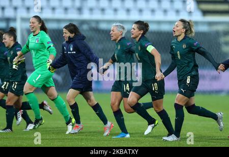 Festa in Italia al termine della partita dei qualificatori del Campionato UEFA Euro 2021 Womens Championship Italia contro Malta allo Stadio Teofilone Patini di Castel di Sangro il 12 novembre 2019 (Foto di Matteo Ciambelli/NurPhoto) Foto Stock