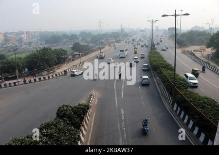 Smog e inquinamento su strada Pushta vicino Geeta Colony durante la mattina il 12 novembre 2019 a Nuova Delhi, India. (Foto di Mayank Makhija/NurPhoto) Foto Stock