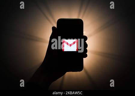 Il logo Gmail viene visualizzato sullo schermo di un telefono in questa foto di illustrazione scattata a Cracovia, Polonia il 13 novembre 2019. (Foto Illustrazione di Jakub Porzycki/NurPhoto) Foto Stock