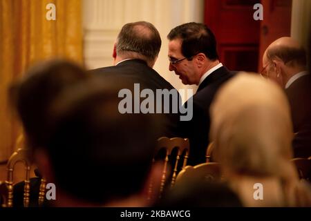 Il Segretario del Tesoro Steven Mnuchin parla con il Segretario di Stato Mike Pompeo prima di una conferenza stampa congiunta con il Presidente Donald Trump e il Presidente turco Recep Tayyip Erdogan nella Sala Est della Casa Bianca, il 13 novembre 2019. (Foto di Michael Candelori/NurPhoto) Foto Stock