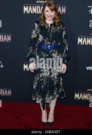 HOLLYWOOD, LOS ANGELES, CALIFORNIA, USA - 13 NOVEMBRE: L'attrice Bryce Dallas Howard arriva alla Los Angeles Premiere di "The Mandalorian" di Disney+ tenutasi presso l'El Capitan Theatre il 13 novembre 2019 a Hollywood, Los Angeles, California, Stati Uniti. (Foto di Xavier Collin/Image Press Agency/NurPhoto) Foto Stock