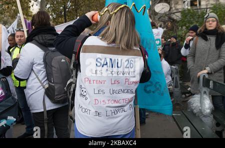 Gli Urgentisti e il personale ospedaliero hanno nuovamente dimostrato a Parigi (Francia) il 14 novembre 2019 per la difesa dell'ospedale pubblico. Otto mesi dopo l'inizio dello sciopero di emergenza che ha colpito 260 servizi, medici, stagisti e operatori sanitari chiedono ancora allo Stato un ampio piano per salvaguardare l'ospedale pubblico che apra letti e recluti bambini. Personale per far fronte all'afflusso di pazienti sempre più numerosi. (Foto di Estelle Ruiz/NurPhoto) Foto Stock